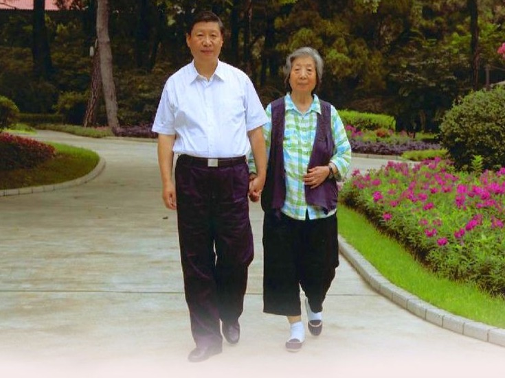 习近平与母亲的6个瞬间