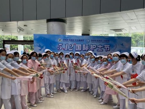 龙岗区人民医院组织系列关爱护士快闪活动致敬护士