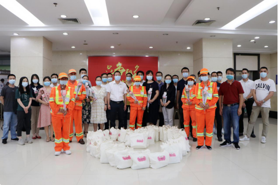 深圳市人才联合党委宝安分党委：母亲节里为“城市美容师”送上爱心健康包