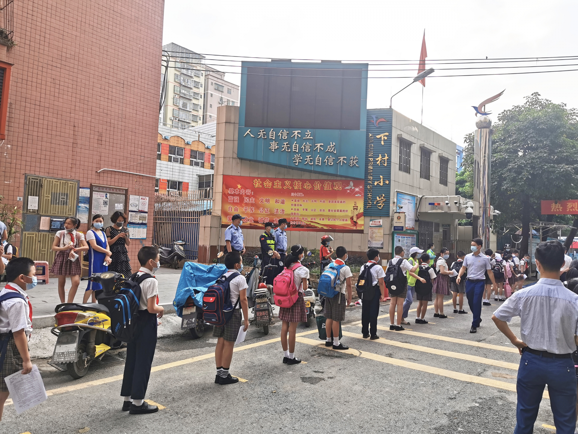 光明警方全力护航第二批学子开学复课