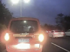 高速公路上逼停他人车辆，司机被交警处罚