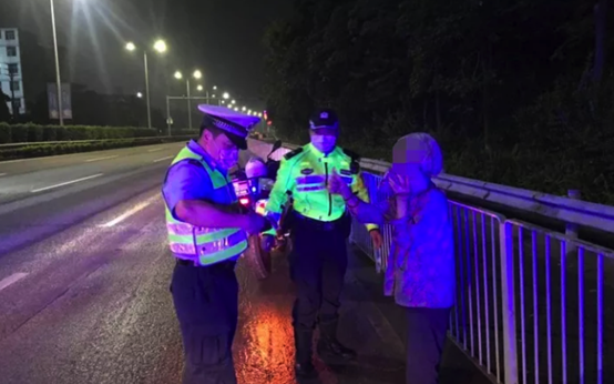 险！七旬老人误入盐龙大道  暖！龙岗交警一路守护保平安