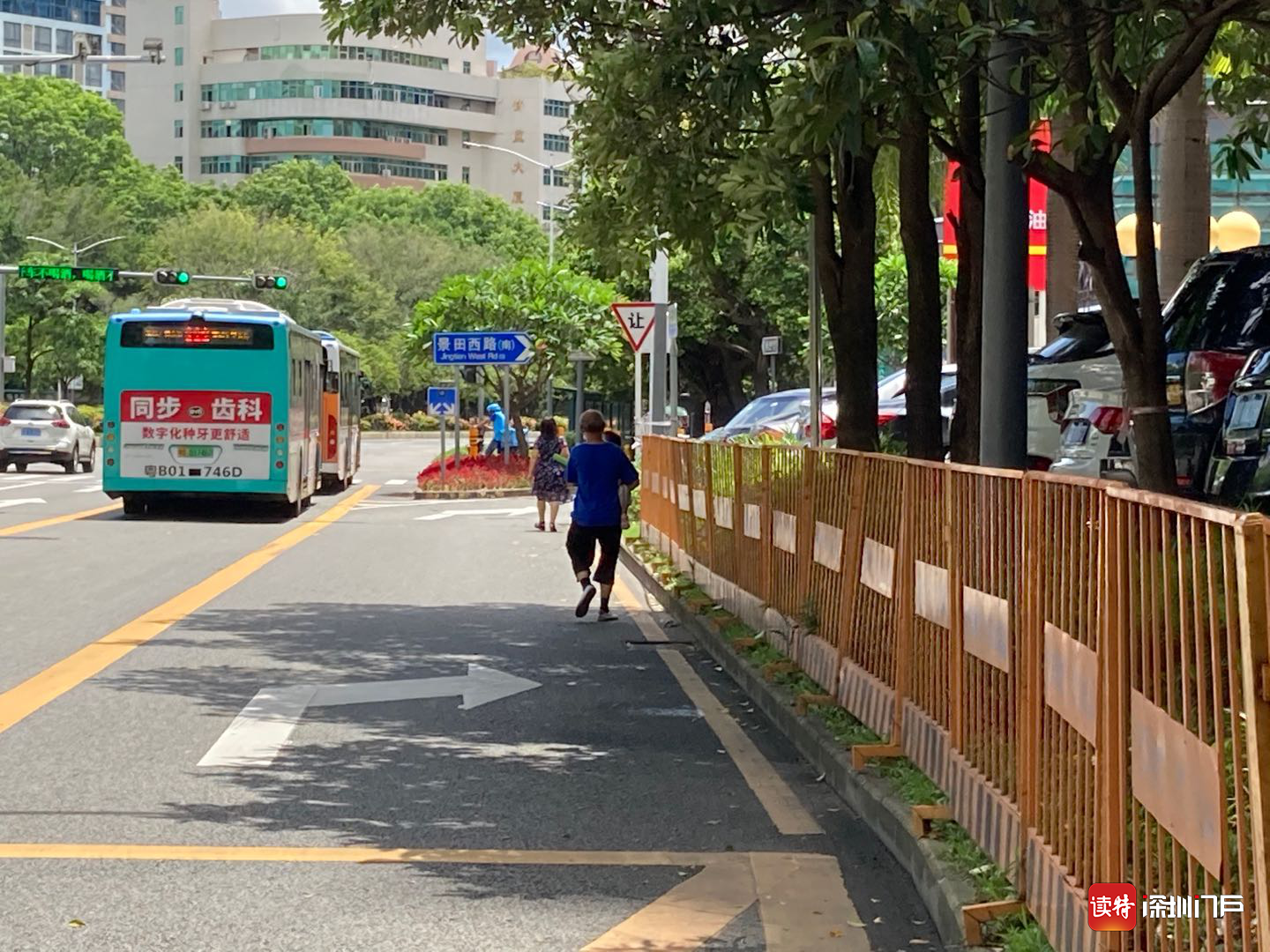 危险！莲花路香丽大厦段因人行通道被封，行人只能绕行机动车道