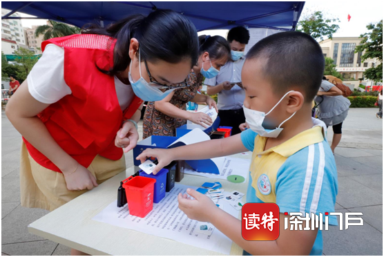 玉塘党员上街普及绿色生活新风尚