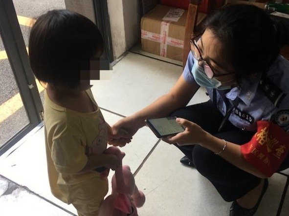 3岁女孩独自在地下停车场玩耍 糊涂父母被批评