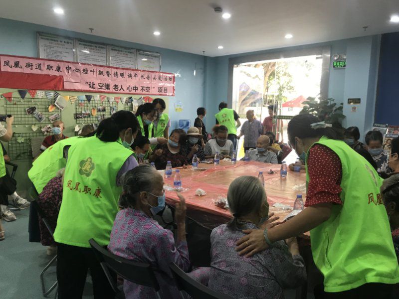 为社区空巢和独居老人送上礼包和祝福！凤凰开展“情暖端午”活动