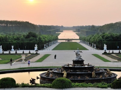 法国凡尔赛宫关闭近3个月后恢复开放