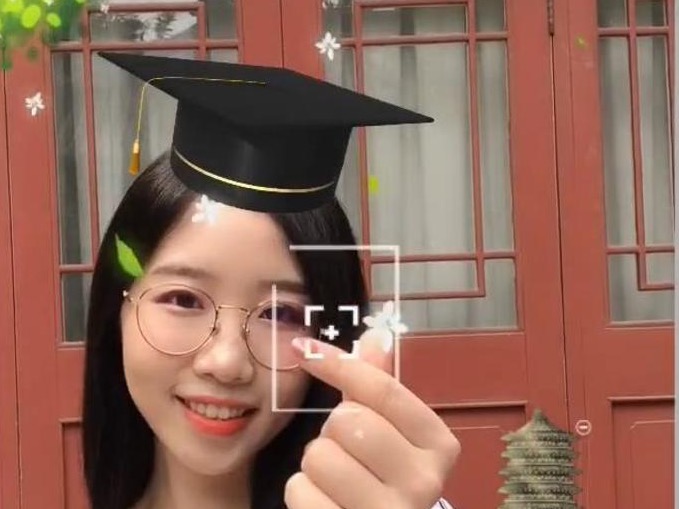 抖音推出高校专属毕业特效，学生可与母校“云合影”