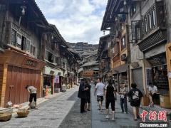 贵州西江千户苗寨景区端午小长假两天迎客13000余人次