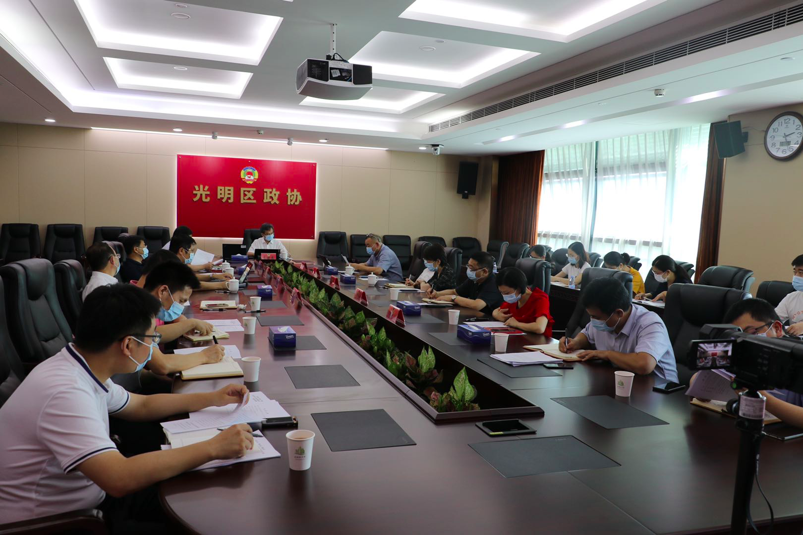 区政协党组书记带头为党员干部上党课  
