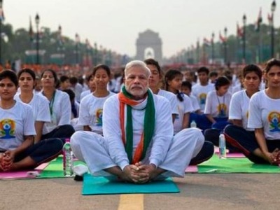 印度总理莫迪称瑜伽是新冠“防护盾”，提议全民做瑜伽保健康