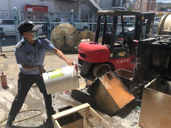 物料乱堆引自燃 网格员及时扑灭