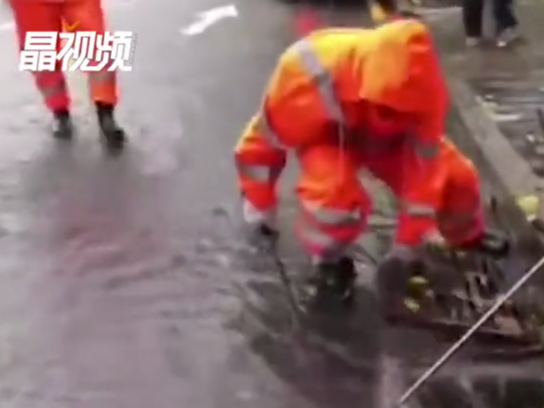暴雨袭城，深圳“橙衣人”坚守一线及时疏排积水 