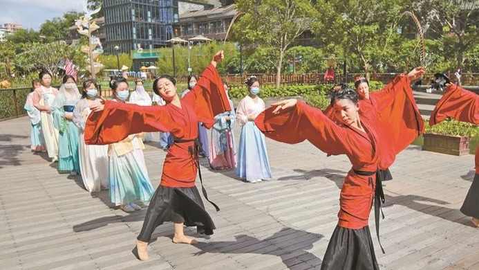 穿上汉服 祭拜龙祖 祈福安康！数百名传统文化爱好者相聚甘坑客家小镇