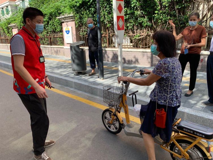“一盔一带”，安全守护！福保街道明月社区为学生保驾护航