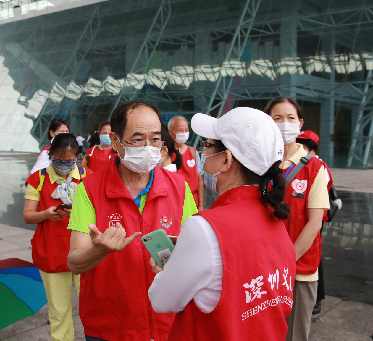 发挥余热传播正能量  五星级党员义工李镜明连续2个月坚守社区抗疫   
