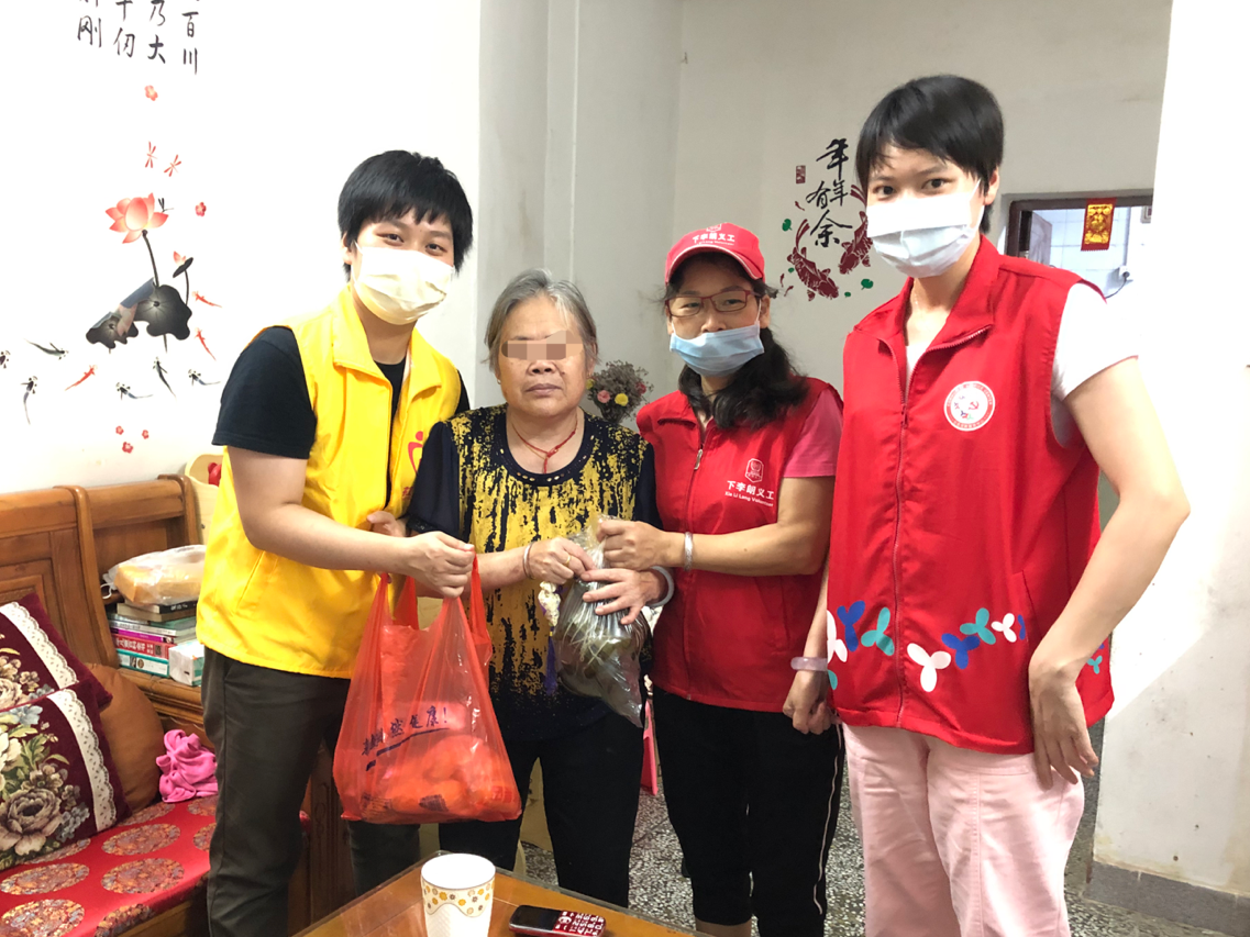  “暖心粽”、“贴心囊”送给下李朗社区17名特殊老人