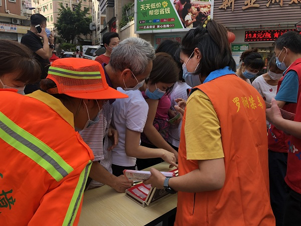 设咨询点、摆放毒品仿真模具盒 莲塘街道坳下社区开展禁毒宣传活动