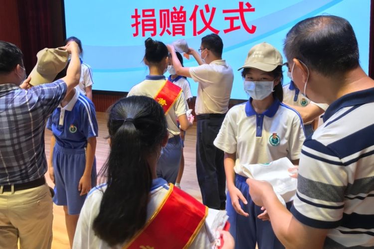 “六一”送“关爱”礼包助学生度过开学缓冲期 