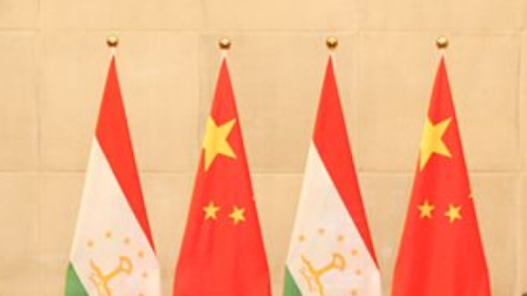 习近平同塔吉克斯坦总统拉赫蒙通电话