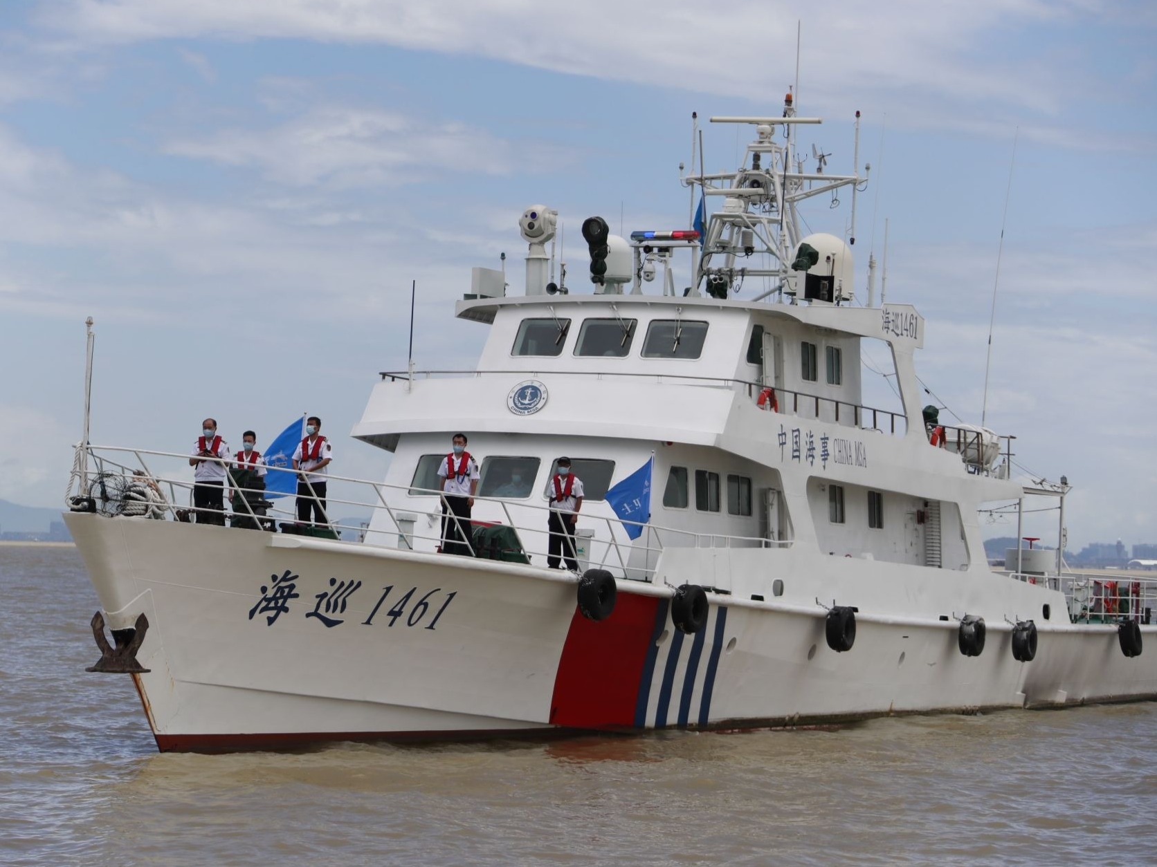 深圳海事保障深中通道首节沉管浮运安装
