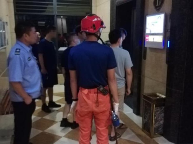 老旧电梯频发事故，12岁少女被困幸得宝安警方及时救助