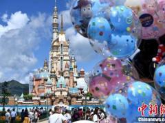 香港迪士尼乐园重开 市民入场游历奇妙旅程