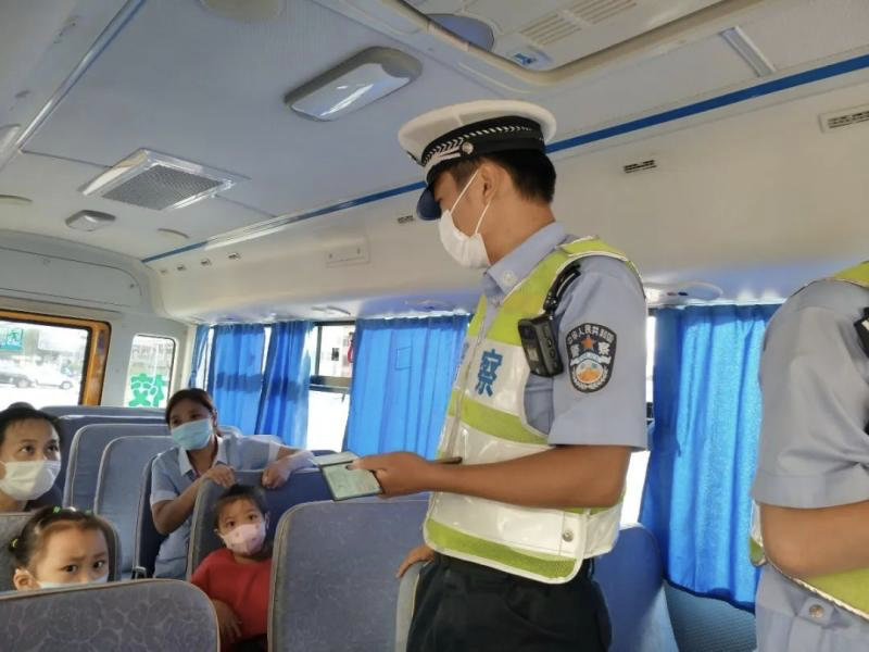 又是一个开学日 深圳交警全力护航