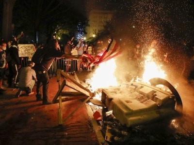 无视宵禁命令，上千名抗议者在白宫附近放火与警方对峙