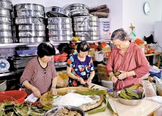 新安上合社区：橹罟方粽传承人现场手传口授制作技艺  