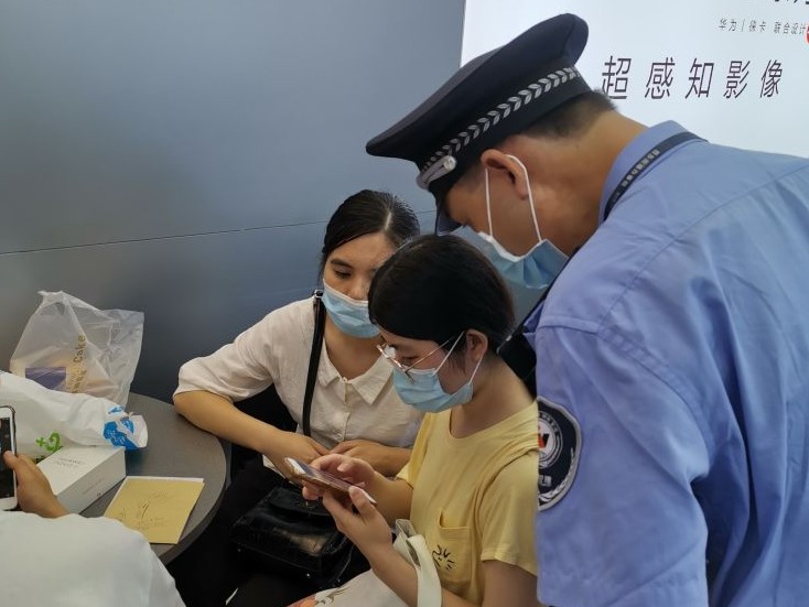 街头扫码抽中手机？！两女子掉“陷阱”被骗五千多块，幸好有他们