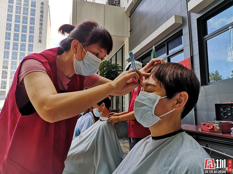 IN视频｜战疫深圳人：放下方向盘拿起理发剪 他们是南头车队的“Tony老师”