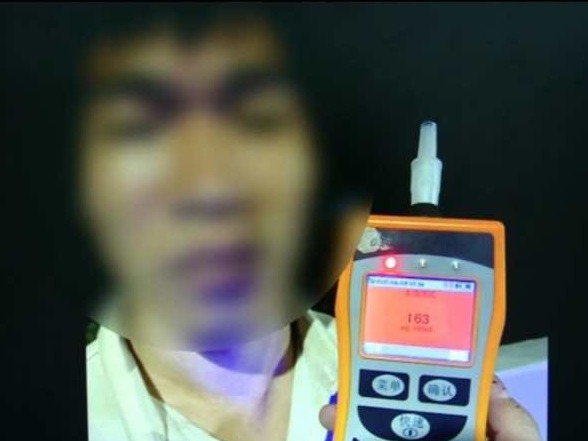 醉驾上高速撞护栏，男子遇交警谎话连篇