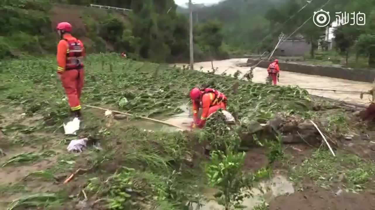 消防员搜救捡到国旗洗干净 留给当地小学