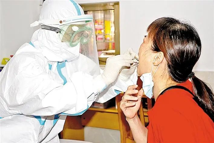 抗疫不放松 宝安对市场从业人员进行核酸检测