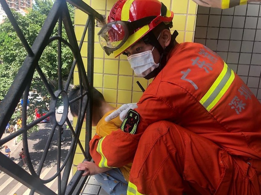 惊险！小男孩头卡3楼阳台栏杆，消防员用扩张器解救