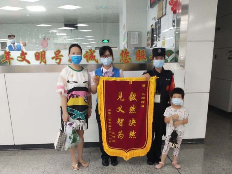 小男孩地铁站内遭欺凌，龙岗保安公司派驻安检员及时制止 