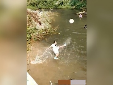 水中苦练球技走红网络，这个布朗族小伙目标踢进国足