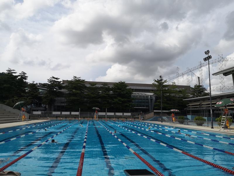 深圳游泳跳水馆室外标准泳池对外开放，市民进场要先打电话预约！