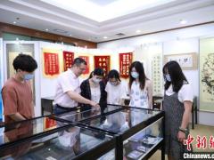 近400件抗疫珍贵实物上海展出 娓娓讲述抗疫“逆行者”感人过往