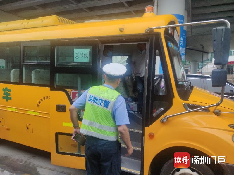幼儿园也开学啦！罗湖交警上阵为萌娃护学