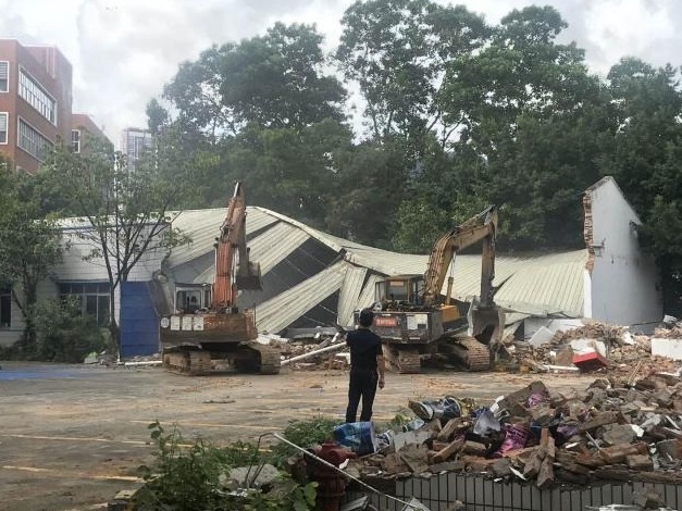 大浪街道集中拆除违法建筑8100平方米