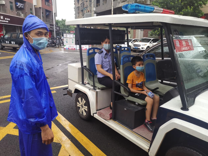 公明网格员显神通，助走失男童找回家人