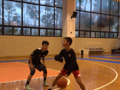 （重）帅炸！13岁独臂少年参观宏远，与徐杰一对一