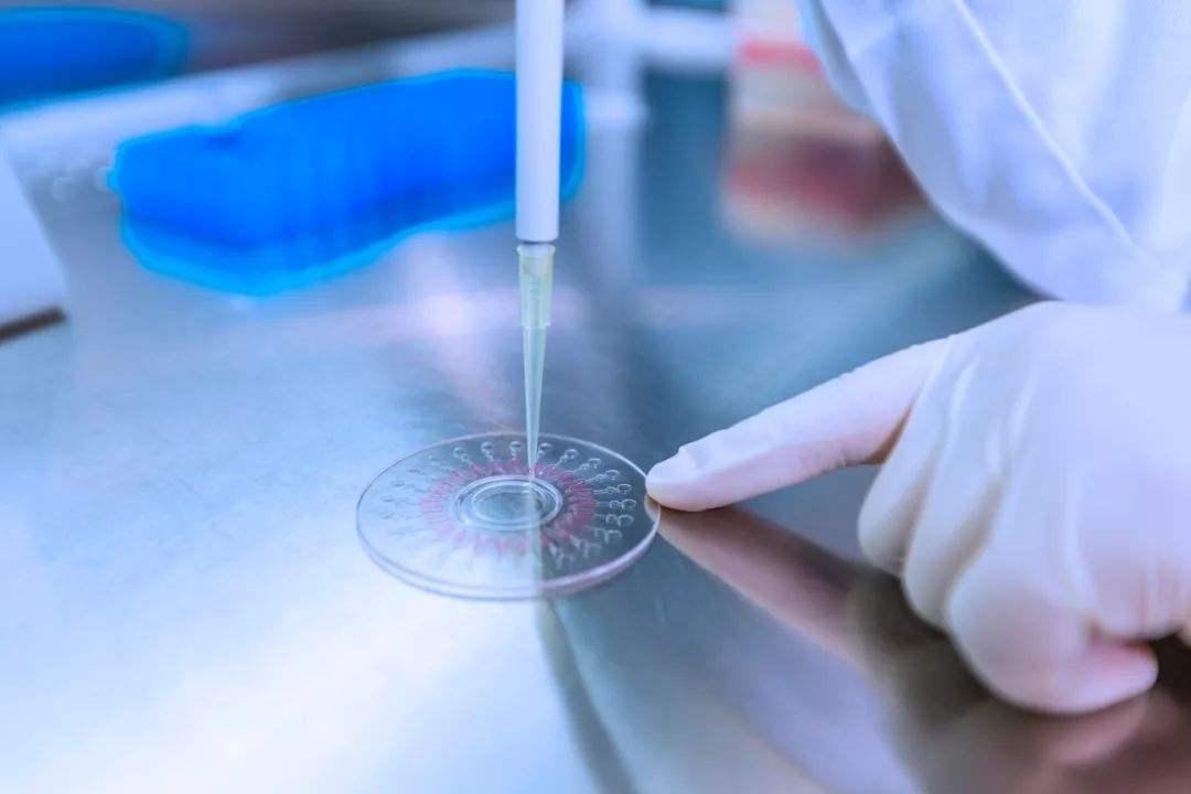 白皮书：新冠确诊患者人均医疗费2.3万，由国家承担