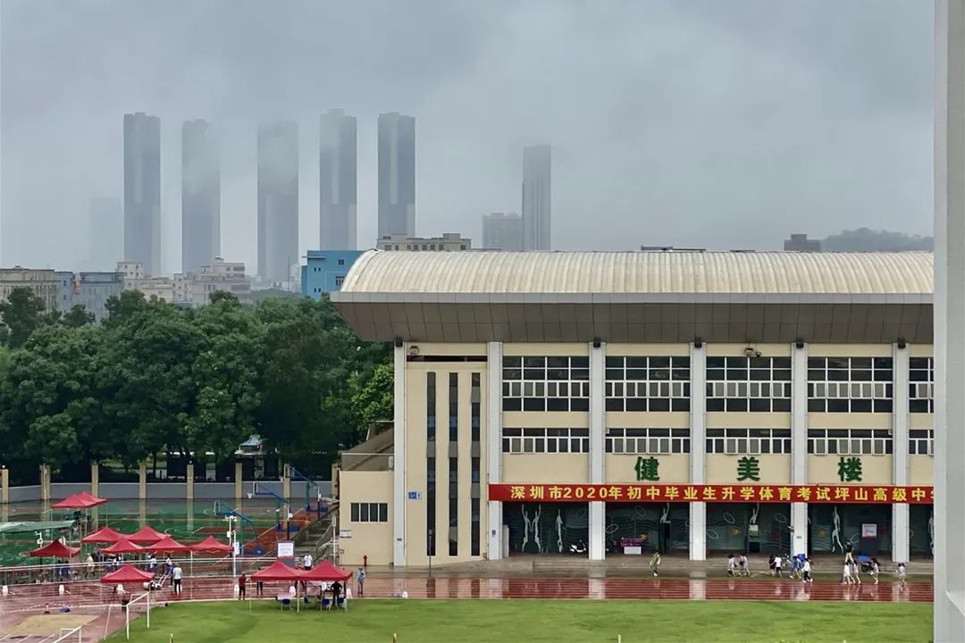 奔跑吧！坪山少年无惧风雨体育中考