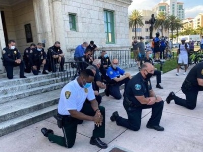 美国迈阿密警察单膝跪地，与示威者共同祈祷抗议结束