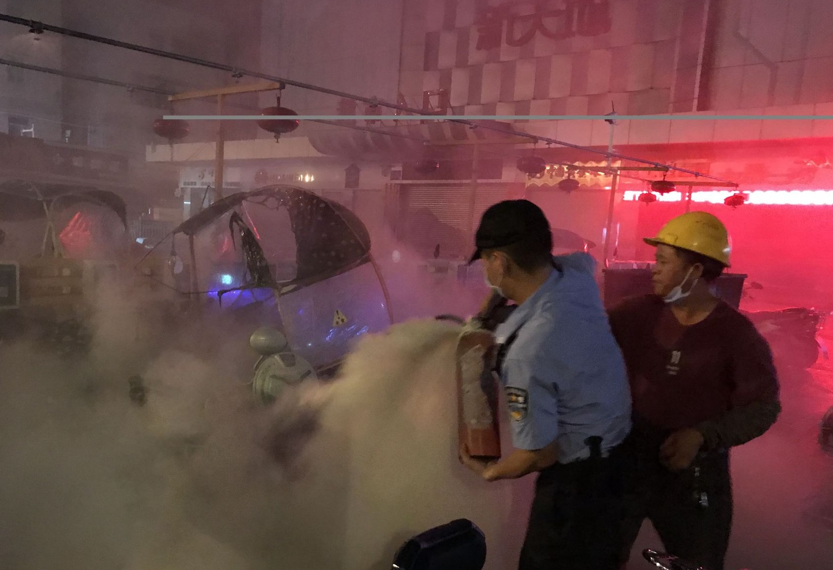 深夜电动车着火冒烟，他站出来了 