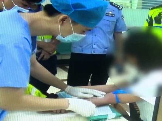醉酒女子驾车出事故，抽血时频频尖叫