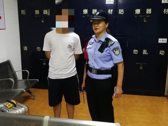 13岁男孩逃学离家出走，铁路警方多方联系半途截回